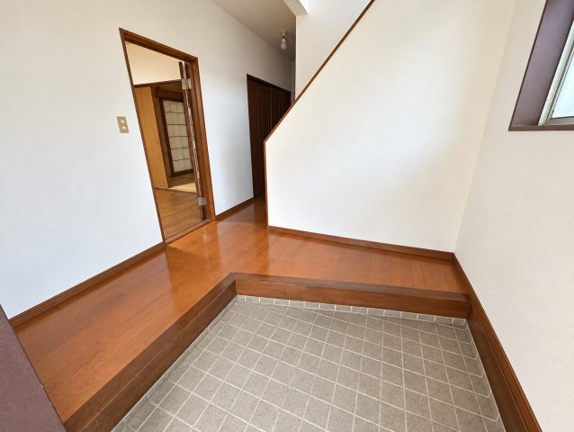 富里市立沢新田　中古戸建の玄関|※画像の一部はAIを用いて加工・編集しています。実際の状況と異なる場合がありますので、ご了承下さい。