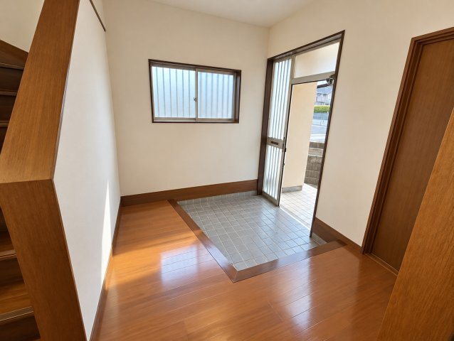 富里市立沢新田　中古戸建の玄関|※画像の一部はAIを用いて加工・編集しています。実際の状況と異なる場合がありますので、ご了承下さい。