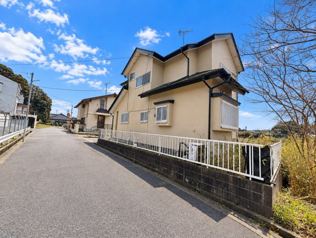 富里市立沢新田　中古戸建の前面道路含む現地写真|※画像の一部はAIを用いて加工・編集しています。実際の状況と異なる場合がありますので、ご了承下さい。