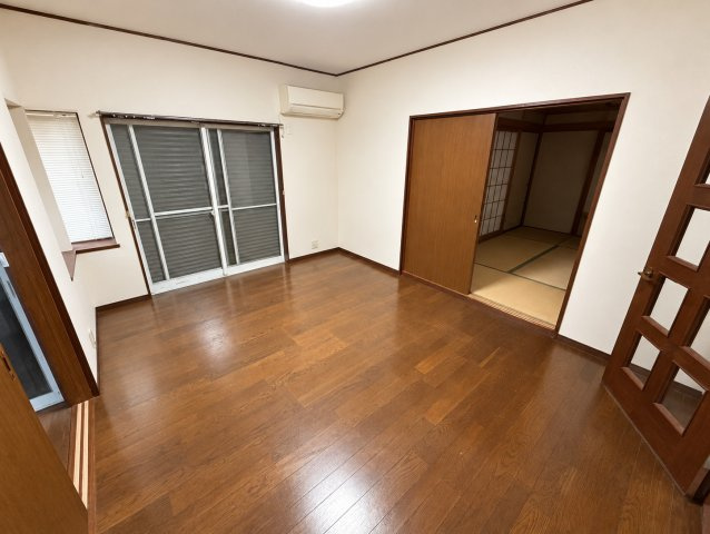 富里市立沢新田　中古戸建の居間・リビング|※画像の一部はAIを用いて加工・編集しています。実際の状況と異なる場合がありますので、ご了承下さい。