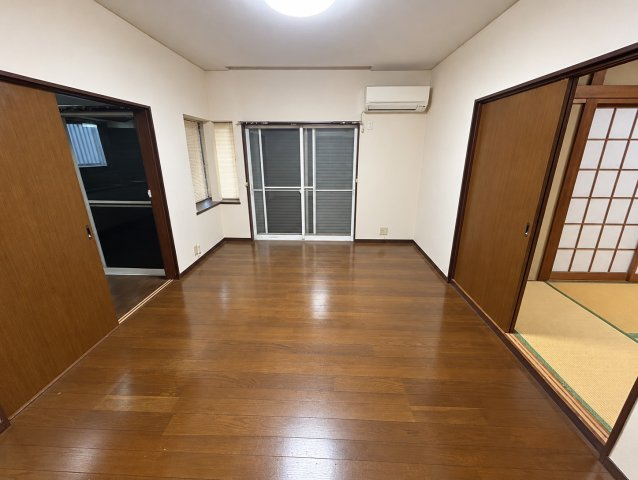 富里市立沢新田　中古戸建の居間・リビング|※画像の一部はAIを用いて加工・編集しています。実際の状況と異なる場合がありますので、ご了承下さい。
