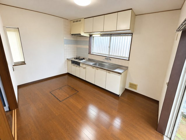 富里市立沢新田　中古戸建のキッチン|※画像の一部はAIを用いて加工・編集しています。実際の状況と異なる場合がありますので、ご了承下さい。