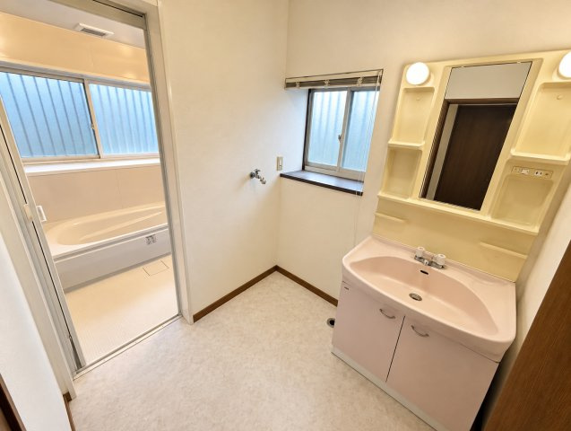富里市立沢新田　中古戸建の独立洗面台|※画像の一部はAIを用いて加工・編集しています。実際の状況と異なる場合がありますので、ご了承下さい。