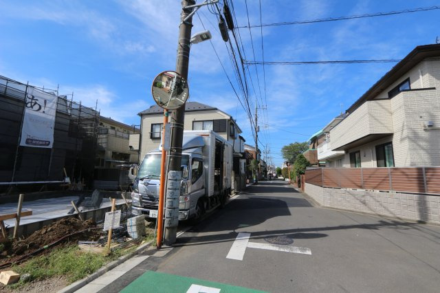 【外観】 | 【Ville Clair】仲町－小平520期－　新規開発全３棟 | 開放感のあるオープンキッチン。キッチン横には便利なパントリーを設計。食品や飲料のほか、日常使う頻度の少ない調理器具や什器類をストックするために便利な収納庫です。