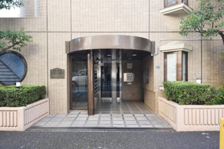 【エントランス】 | オートロックを備えた、マンションのエントランス。やはりセキュリティの観点は欠かすことができません。皆様を“安全”に送り出し、出迎えてくれます。～即日のご見学可能～　お問合せはお気軽にどうぞ。