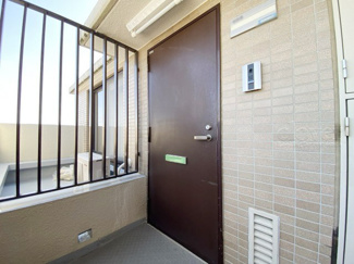 【その他共用部分】 | 皆様をお迎えする、お部屋の玄関ドア。開けやすさや開放角度、ドアノブの操作しやすさや鍵の形状などを、現地で一度ご確認ください。～即日のご見学可能～　お問合せはお気軽にどうぞ。