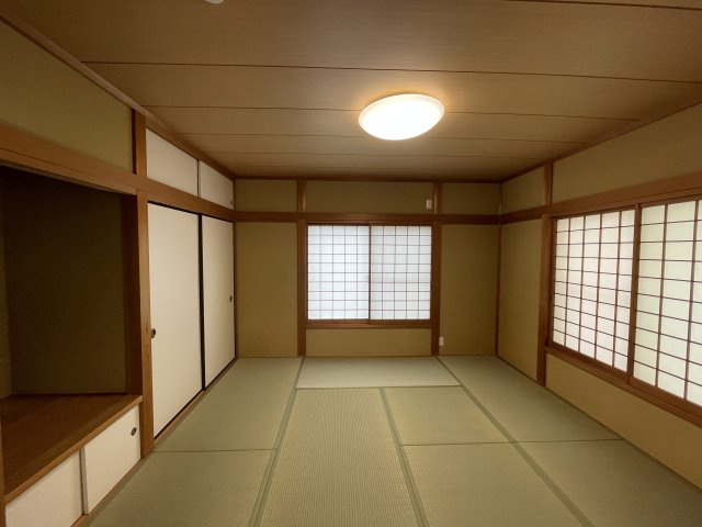 庭あり！ルーバルあり！地下車庫あり！【旭区白根５丁目】リノベ戸建の和室|和室があると落ち着いた雰囲気になりますね