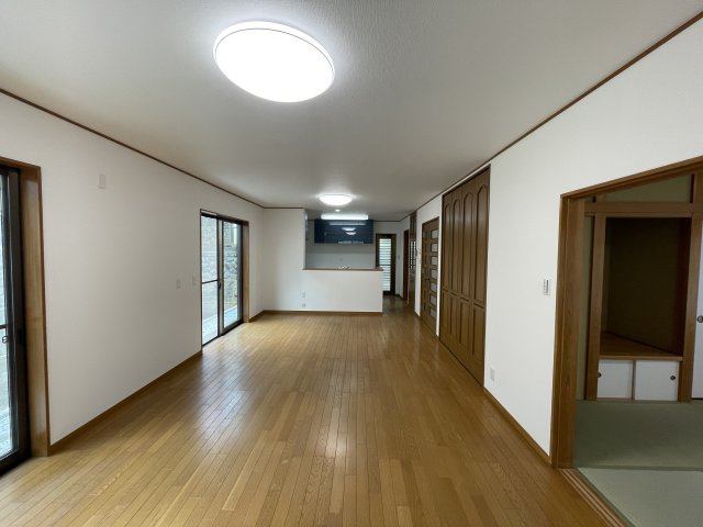 庭あり！ルーバルあり！地下車庫あり！【旭区白根５丁目】リノベ戸建の居間・リビング