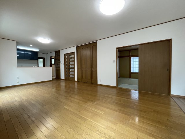 庭あり！ルーバルあり！地下車庫あり！【旭区白根５丁目】リノベ戸建の居間・リビング