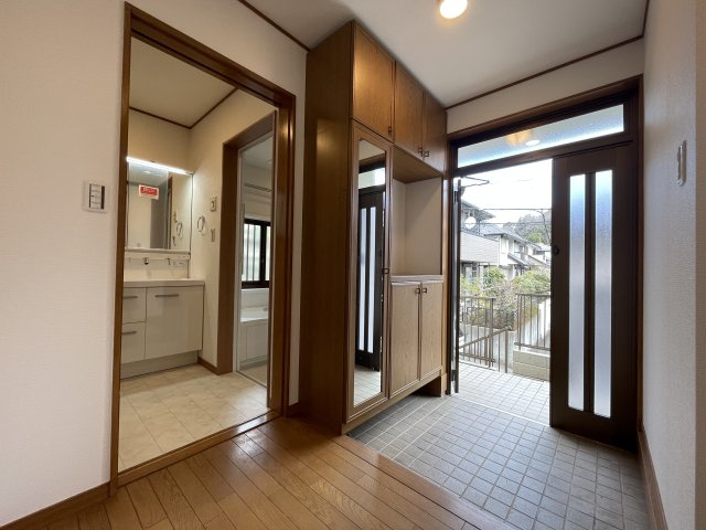 庭あり！ルーバルあり！地下車庫あり！【旭区白根５丁目】リノベ戸建の玄関|きれいな玄関です