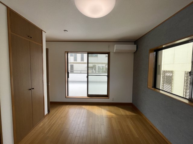 庭あり！ルーバルあり！地下車庫あり！【旭区白根５丁目】リノベ戸建の洋室|きれいな洋室です