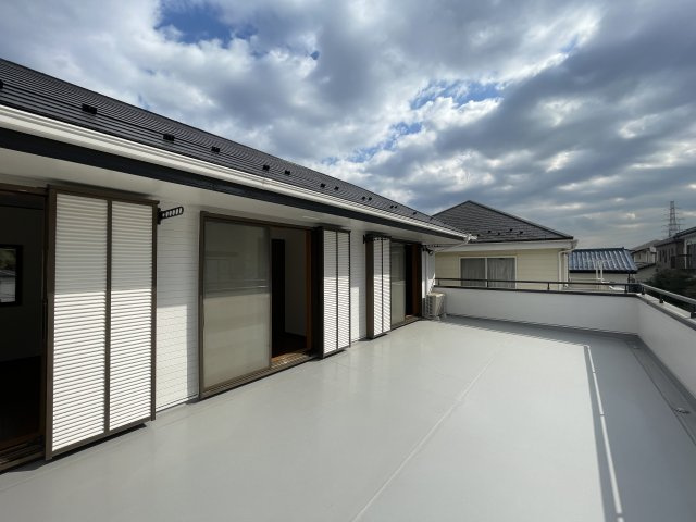 庭あり！ルーバルあり！地下車庫あり！【旭区白根５丁目】リノベ戸建のバルコニー|陽当たり良好なバルコニーです