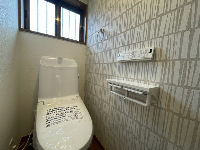 庭あり！ルーバルあり！地下車庫あり！【旭区白根５丁目】リノベ戸建のトイレ|落ち着いたトイレです