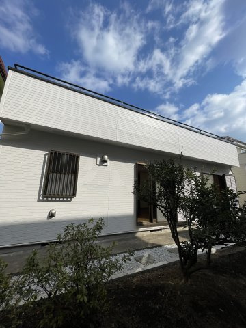 庭あり！ルーバルあり！地下車庫あり！【旭区白根５丁目】リノベ戸建の庭|たまにはお庭で休日を過ごしてみるのもよいかもしれません