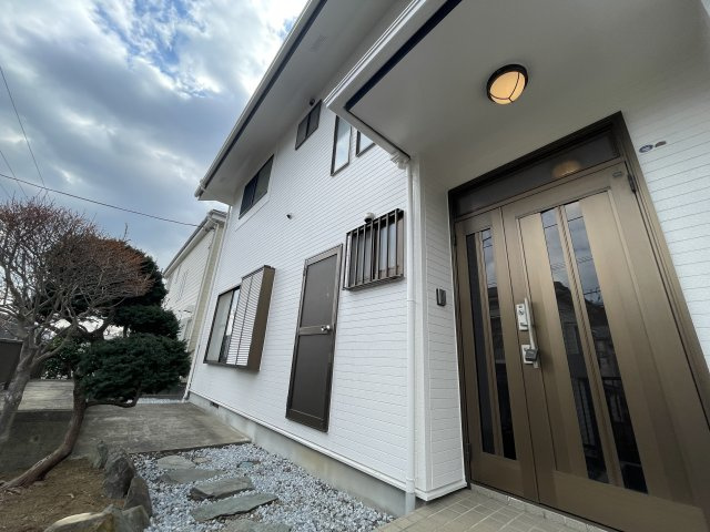 庭あり！ルーバルあり！地下車庫あり！【旭区白根５丁目】リノベ戸建の玄関|明るい玄関です