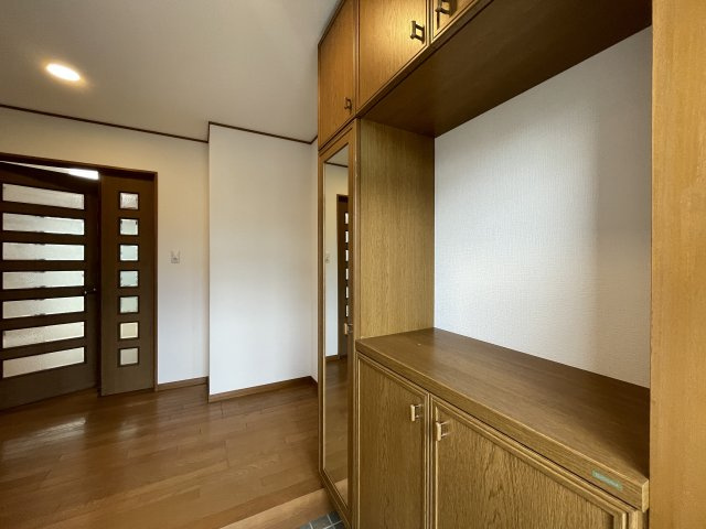 庭あり！ルーバルあり！地下車庫あり！【旭区白根５丁目】リノベ戸建の玄関|落ち着いた玄関です