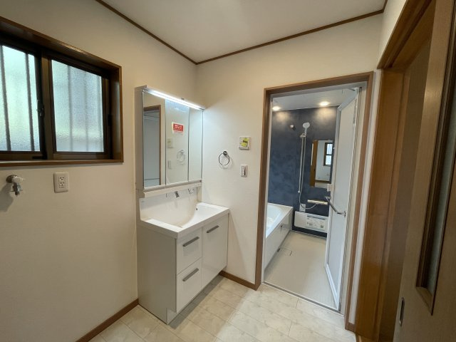 庭あり！ルーバルあり！地下車庫あり！【旭区白根５丁目】リノベ戸建の独立洗面台|独立洗面台あり、毎朝おしゃれに忙しい女性の方におすすめです