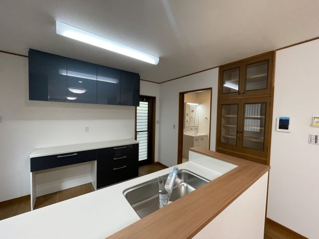 庭あり！ルーバルあり！地下車庫あり！【旭区白根５丁目】リノベ戸建のキッチン|キッチンです