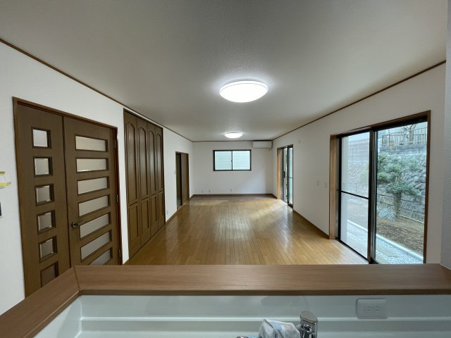 庭あり！ルーバルあり！地下車庫あり！【旭区白根５丁目】リノベ戸建の居間・リビング