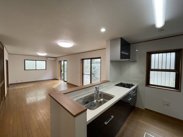 庭あり！ルーバルあり！地下車庫あり！【旭区白根５丁目】リノベ戸建の居間・リビング