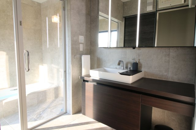 太田市粕川町中古戸建の洗面所|ホテルライクのような洗面化粧室です。