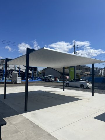 太田市粕川町中古戸建の駐車場|雹に強いアルミ屋根性のカーポートです。