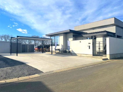 太田市粕川町中古戸建の外観|白とグレーのスクエアな外観で飽きのこないモダンでスタイリッシュな造りです。
最新のアルミ屋根の2台用カーポートがあり、盗難防止の埋め込みポールもついてます。