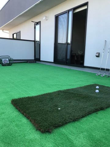 太田市粕川町中古戸建のバルコニー|14帖のバルコニーには人工芝が施工してありドッグランとしても活用できます。
