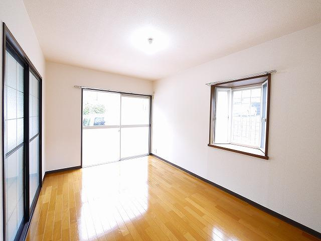 司ハイツの内装|広々とした洋室です