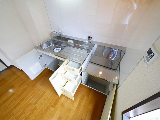 司ハイツのキッチン|コンパクトなキッチンで掃除もラクラク