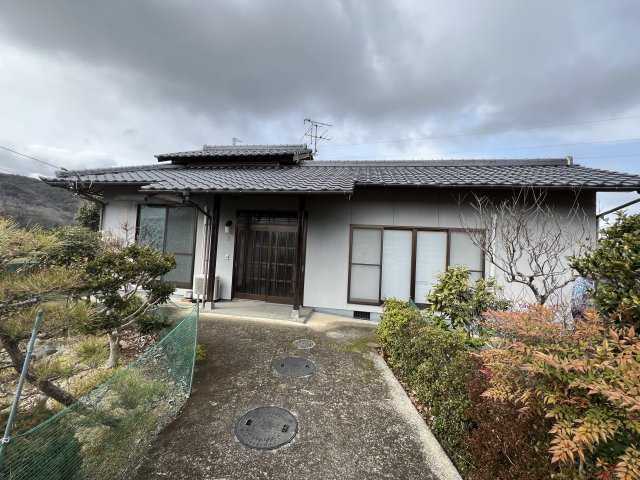 津山市日上　中古住宅7LDK＋離れのその他|敷地内にある　床面積68.85㎡　1LK平屋の離れ。洗面、トイレ、バスルームもあるので、2世帯同居や長期滞在のお客様等、使い方はいろいろ考えられますね。