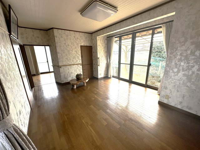 津山市日上　中古住宅7LDK＋離れのその他|10.5畳のゆったりとした離れのリビング。