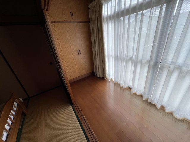 津山市日上　中古住宅7LDK＋離れのその他|明るい陽射しが差し込み広縁。奥には収納もあり便利。