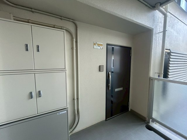 【価格改定】ヴィーブル向日の玄関|それぞれ玄関があり、二世帯住宅や一部貸家としてのご使用も可能です。

