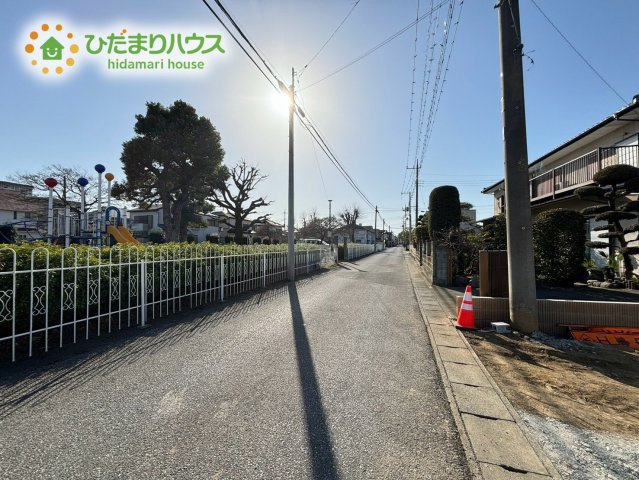 本庄市柏　新築一戸建て　ブルーミングガーデン　01の前面道路含む現地写真