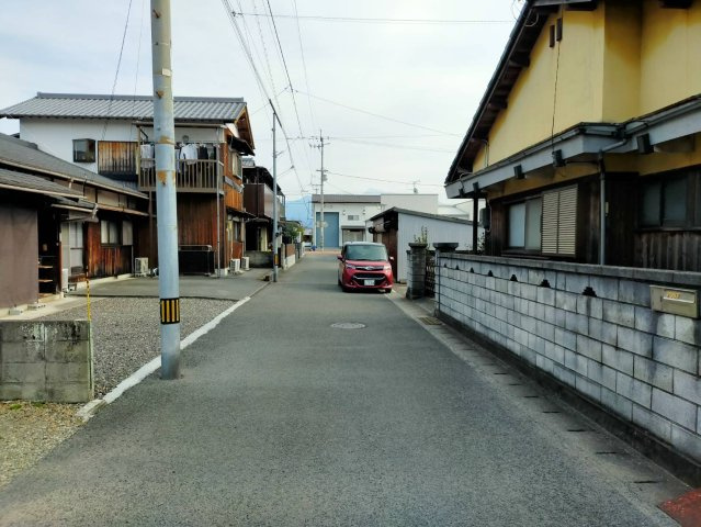 西条市壬生川144番地7　中古住宅の前面道路含む現地写真
