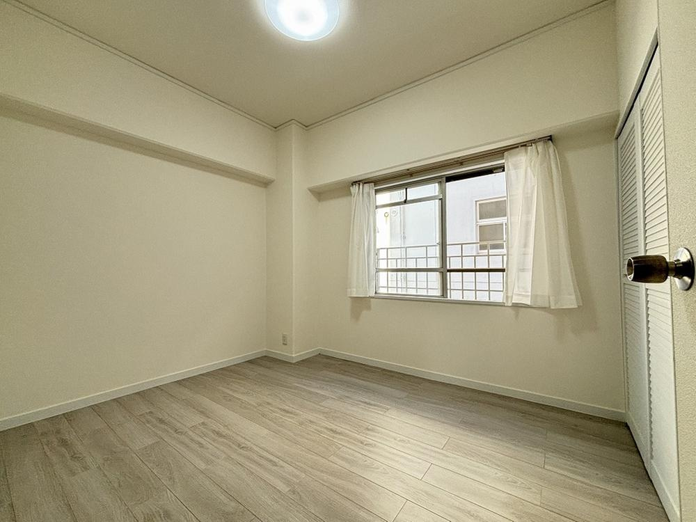 コム古川橋の寝室|洋室5.5帖　北向き　窓付き　クローゼット
■物件内覧・資金計画相談・住宅ローン相談、リフォーム相談、お問合せ受付中■
※当日・翌日のご内覧、ご相談はお電話でのお問合せがスムーズです！