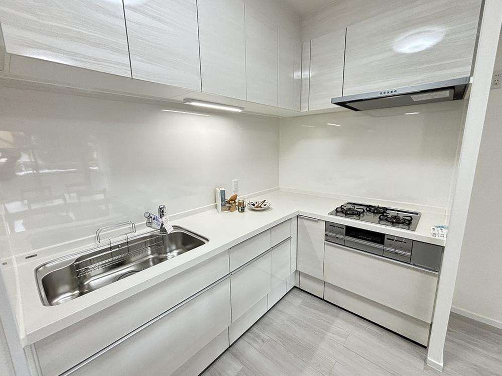 コム古川橋のキッチン|L字型システムキッチン　3口コンロ
■物件内覧・資金計画相談・住宅ローン相談、リフォーム相談、お問合せ受付中■
※当日・翌日のご内覧、ご相談はお電話でのお問合せがスムーズです！