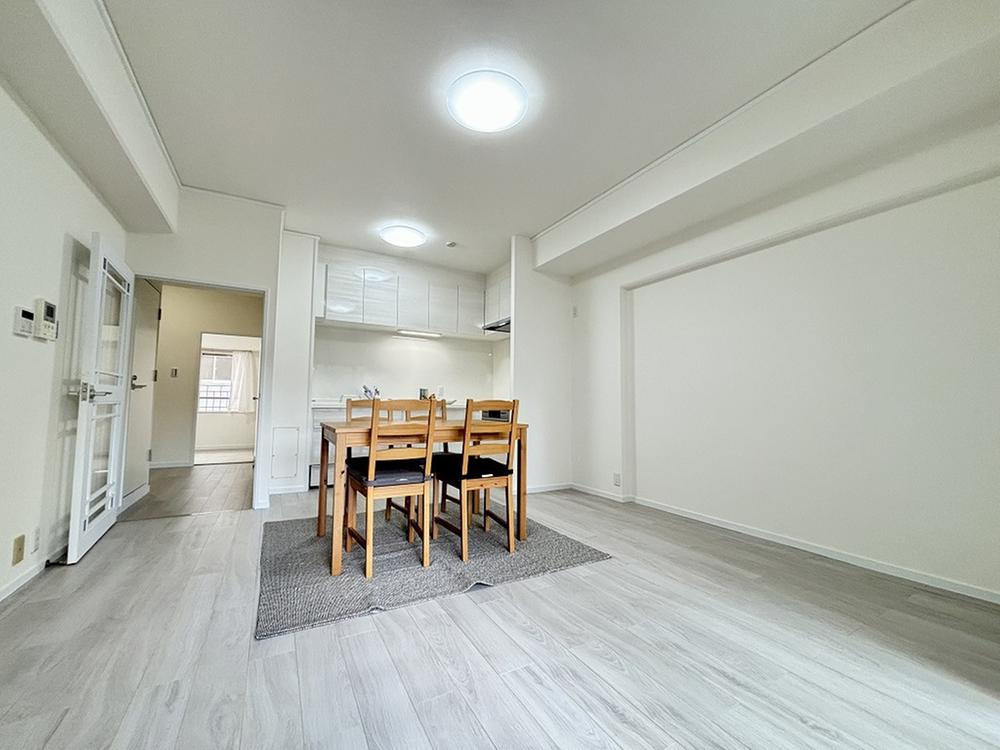 コム古川橋の居間・リビング|LDK12.0帖　陽当たり良好
■物件内覧・資金計画相談・住宅ローン相談、リフォーム相談、お問合せ受付中■
※当日・翌日のご内覧、ご相談はお電話でのお問合せがスムーズです！