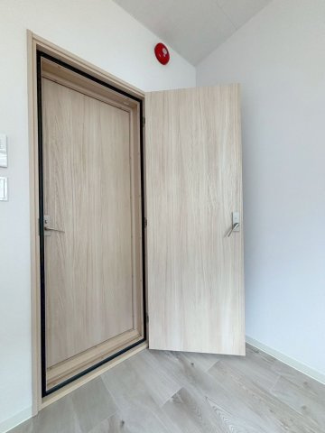 「防音マンション」VORT南常盤台レジデンスの内装|2重防音扉になっています。