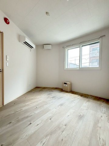 「防音マンション」VORT南常盤台レジデンスの居間・リビング|同シリーズイメージ写真です
防音室は防音床、防音壁、防音天井となっており、まさに楽器を演奏するためにつくられた24時間楽器演奏可能の防音室です