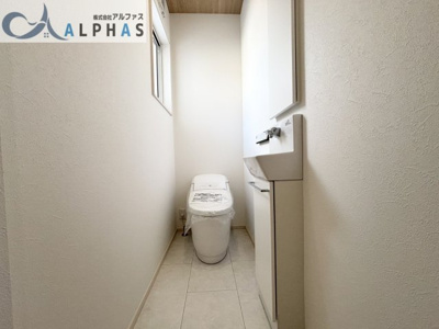 【トイレ】 | 姫路市飾磨区上野田五丁目　新築戸建　６号地 | 清潔感溢れるスタイリッシュな洗浄便座付きトイレ♪