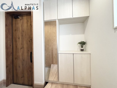 【玄関】 | 姫路市飾磨区上野田五丁目　新築戸建　６号地 | 玄関には姿見付きの靴箱収納がございますので豊富に収納可能です♪