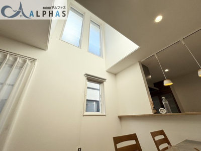 【内装】 | 姫路市飾磨区上野田五丁目　新築戸建　６号地 | 高さのある吹抜けが、ワンランク上の住まいを演出します♪