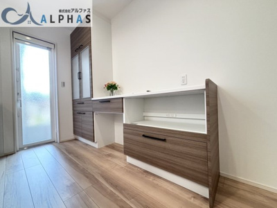 【キッチン】 | 姫路市飾磨区上野田五丁目　新築戸建　６号地 | 背面には、大容量のお洒落なカップボード付きでキッチン周りがスッキリ片付きます♪