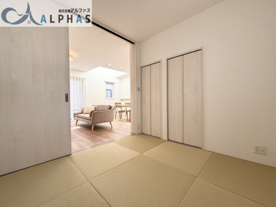 【和室】 | 姫路市飾磨区上野田五丁目　新築戸建　６号地 | ＬＤＫ＋和室仕切りを開放すれば約20.5帖の広々スペースになります♪