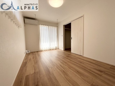 【洋室】 | 姫路市飾磨区上野田五丁目　新築戸建　６号地 | バルコニーから光が差し込み明るい雰囲気に♪