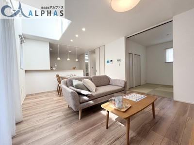 【居間・リビング】 | 姫路市飾磨区上野田五丁目　新築戸建　６号地 | 約16帖の広々としたLDKで家族団らんを楽しめます♪