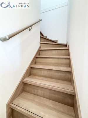 【内装】 | 姫路市飾磨区上野田五丁目　新築戸建　６号地 | 階段には手すりがあります♪