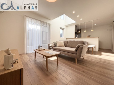 【居間・リビング】 | 姫路市飾磨区上野田五丁目　新築戸建　６号地 | 開放感と採光にこだわったＬＤＫです♪